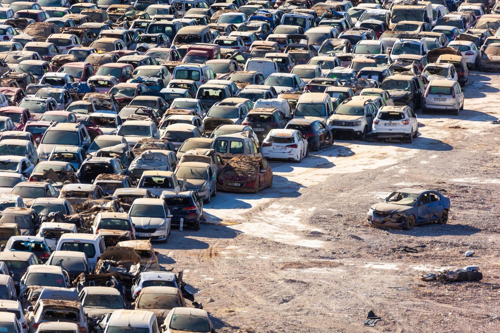 FOTOS | Campas con miles de coches afectados por la dana en Valencia