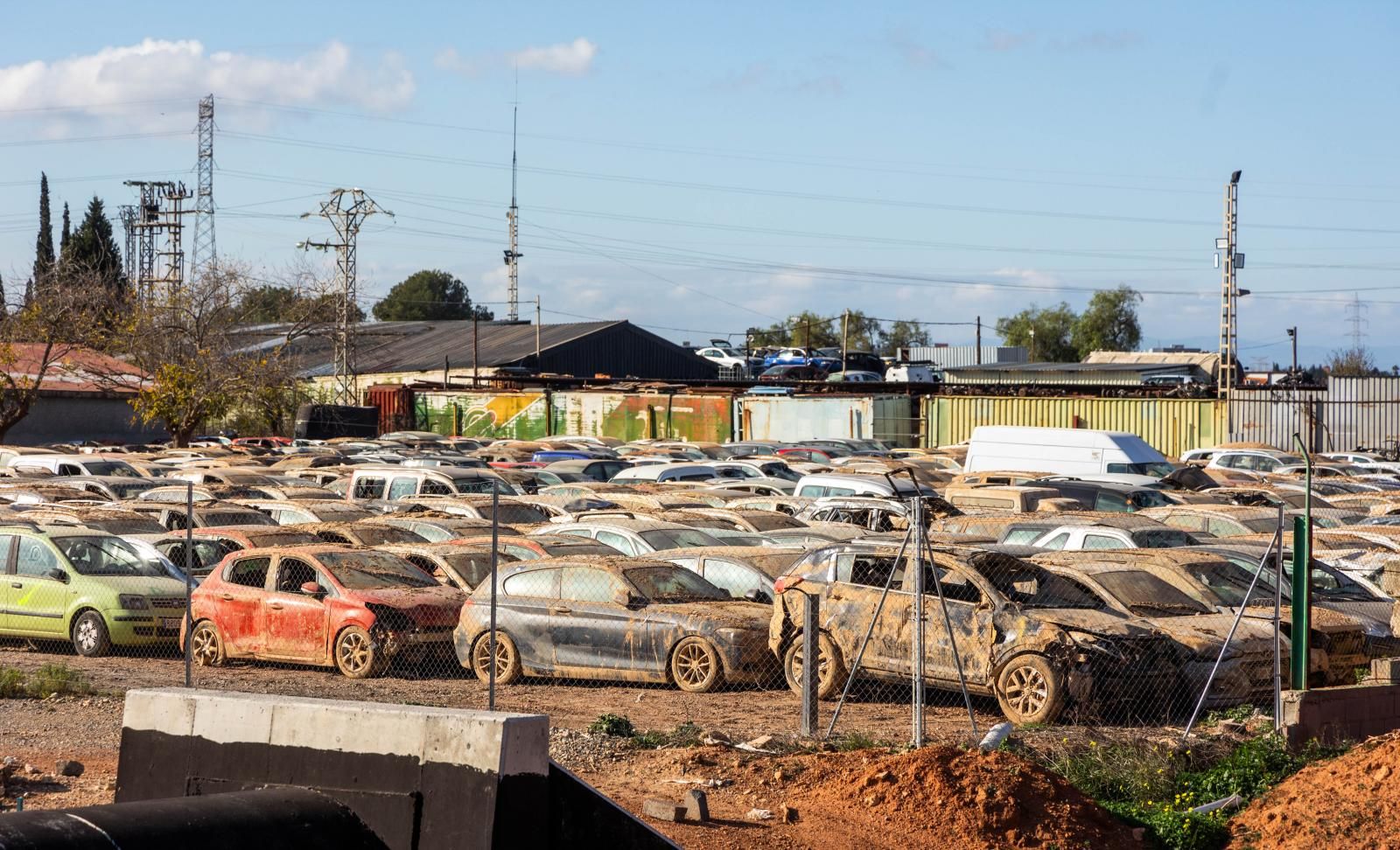 FOTOS | Campas con miles de coches afectados por la dana en Valencia