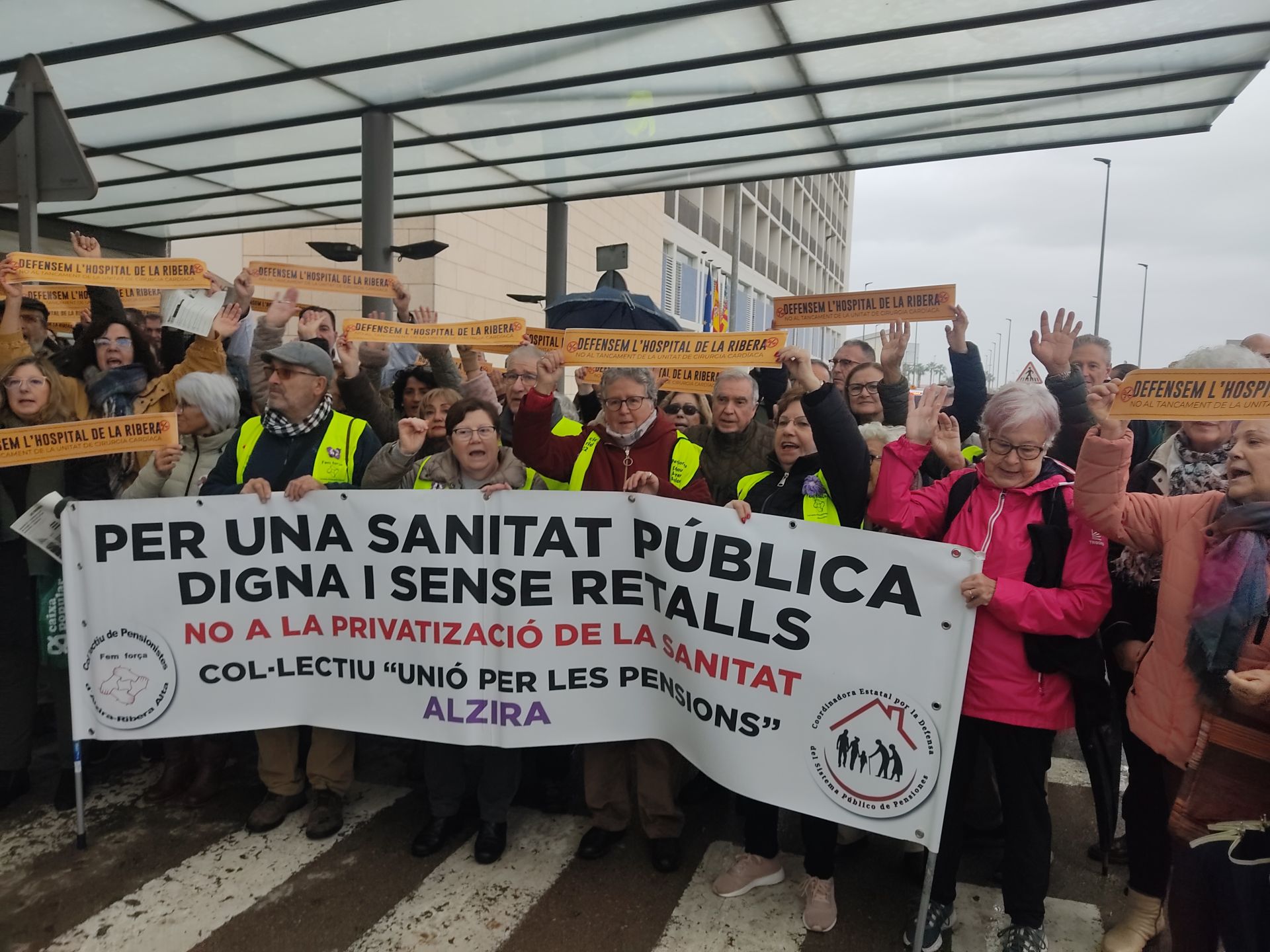 Imagen principal - «No somos números, somos personas y seguimos aquí gracias a los cirujanos cardiacos del Hospital de la Ribera»