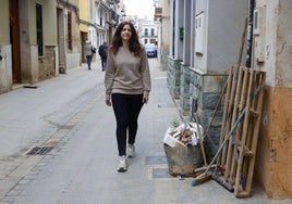 Melisa Vera, la mujer que aparece en la fotografía escogida por la Casa Real, pasea este viernes por la misma calle.