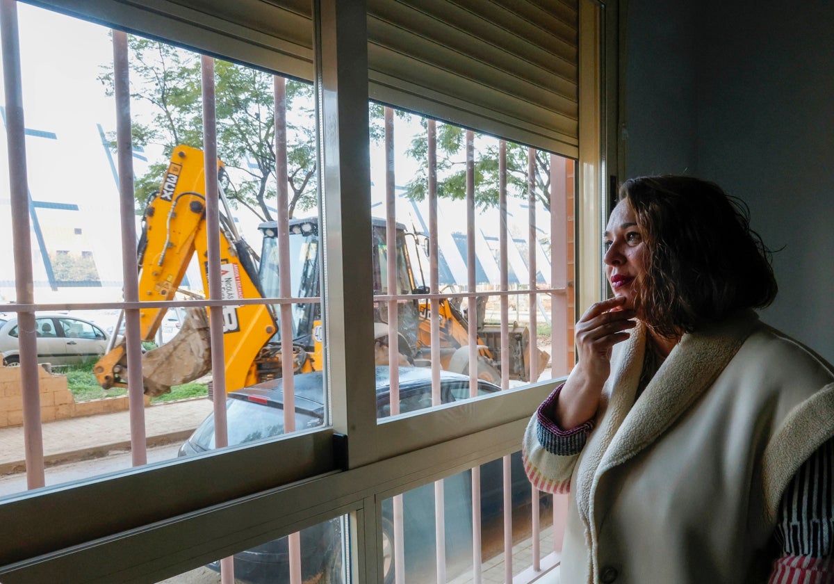 Laura, asomada a la ventana de su casa en Picanya.