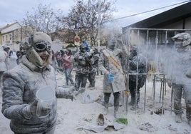 FOTOS | La batalla de els enfarinats vuelve a IBI