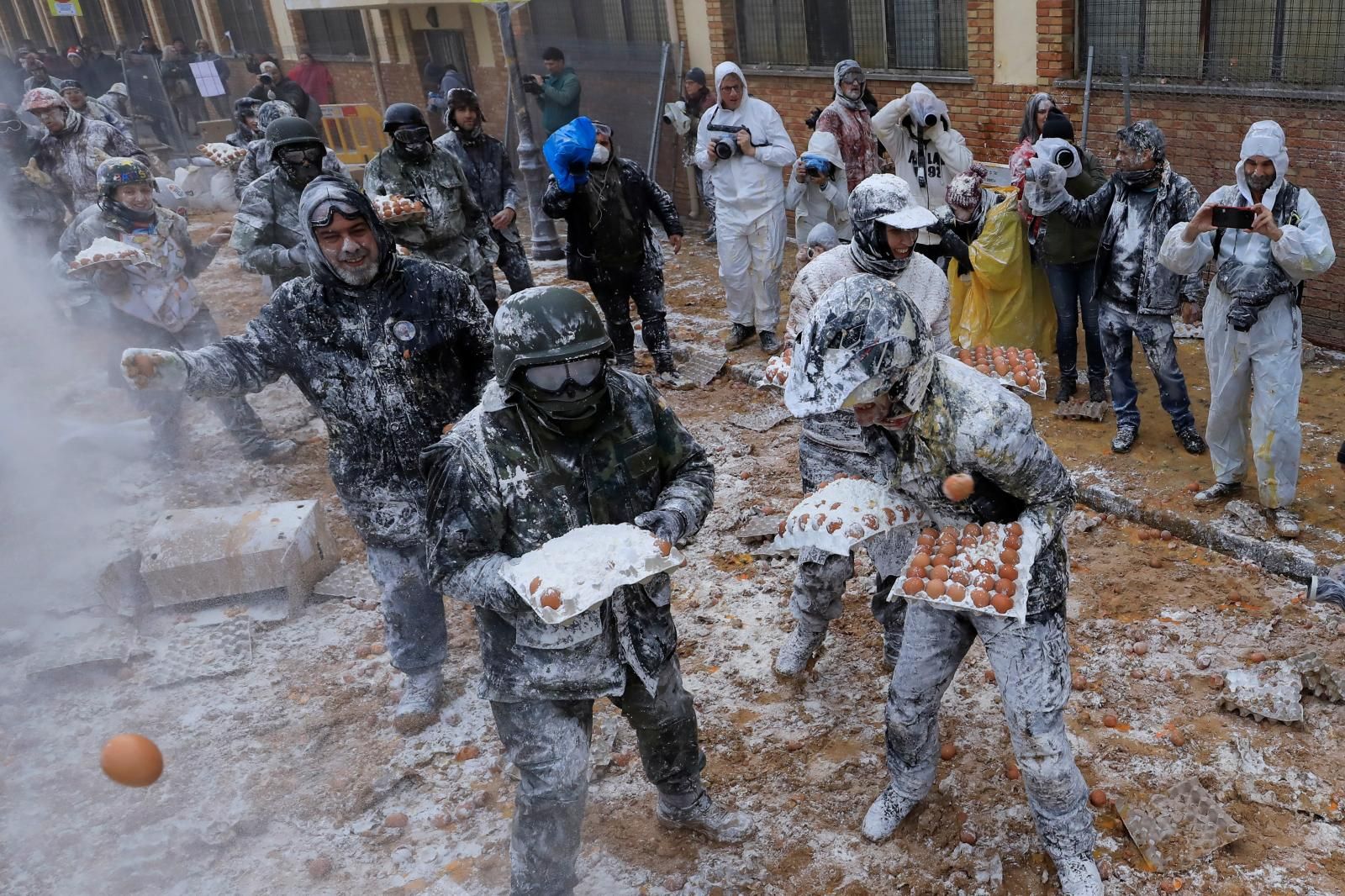 FOTOS | La batalla de els enfarinats vuelve a IBI