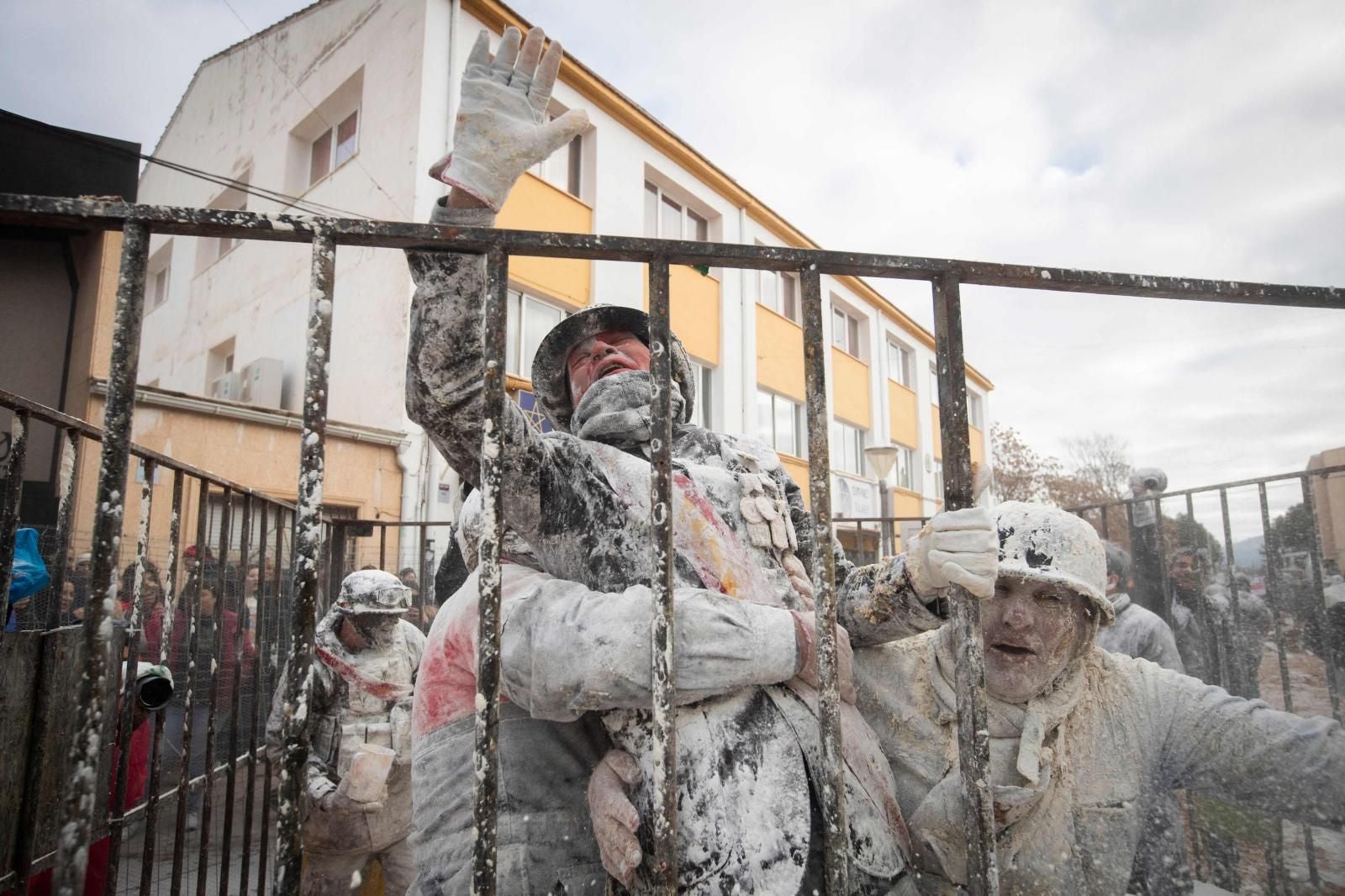 FOTOS | La batalla de els enfarinats vuelve a IBI