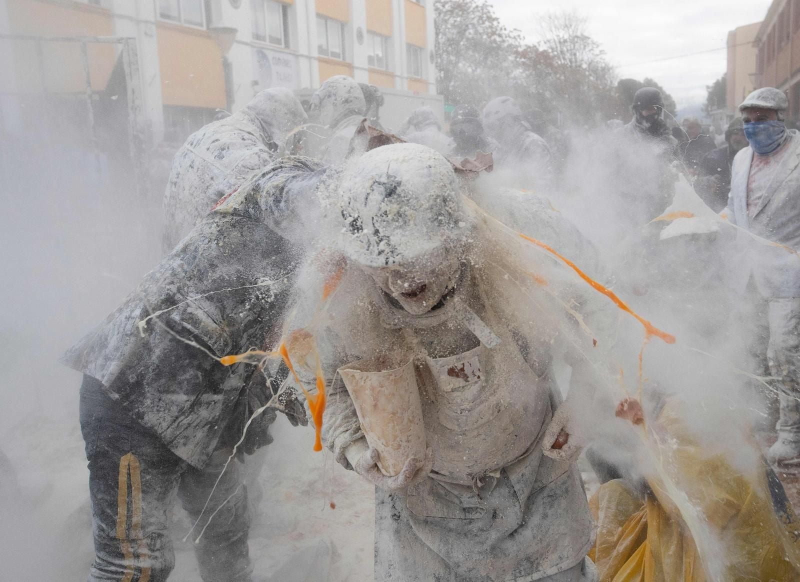 FOTOS | La batalla de els enfarinats vuelve a IBI