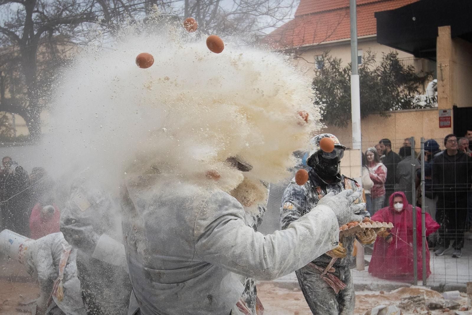 FOTOS | La batalla de els enfarinats vuelve a IBI