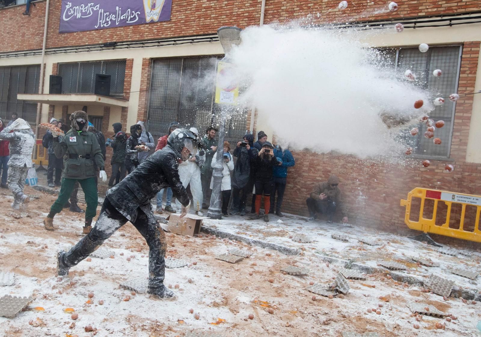 FOTOS | La batalla de els enfarinats vuelve a IBI