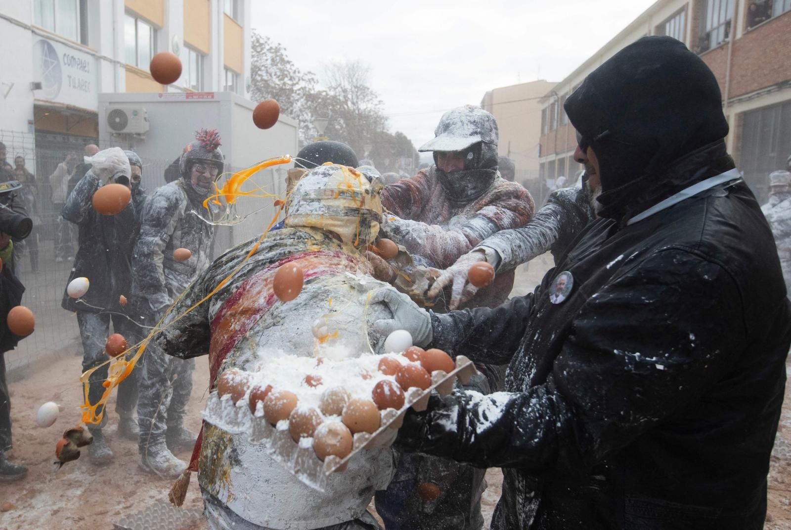 FOTOS | La batalla de els enfarinats vuelve a IBI