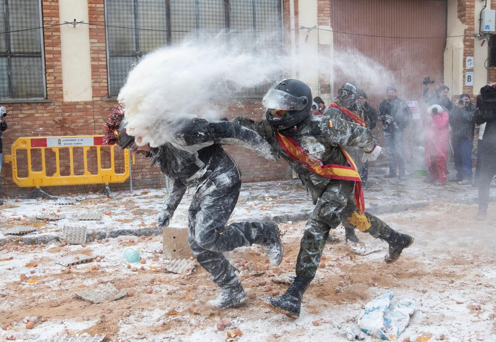 FOTOS | La batalla de els enfarinats vuelve a IBI