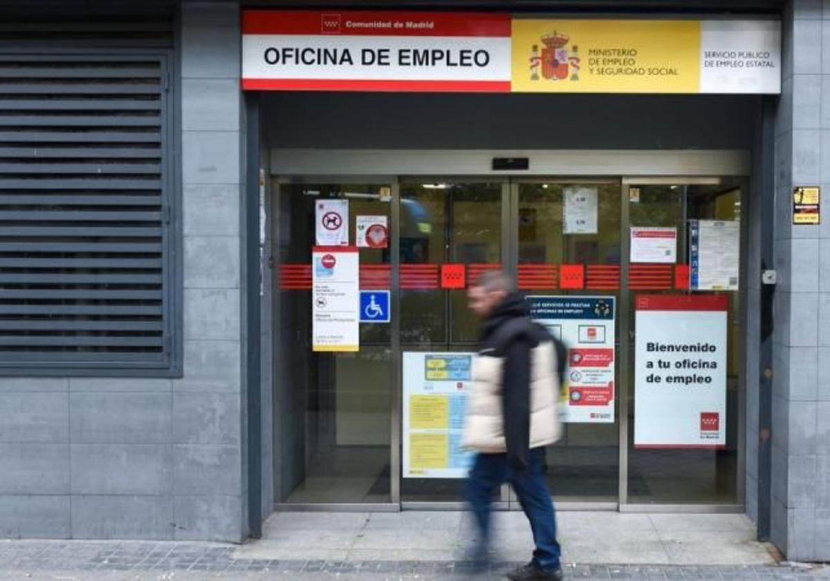 Un hombre pasa ante una oficina de empleo.