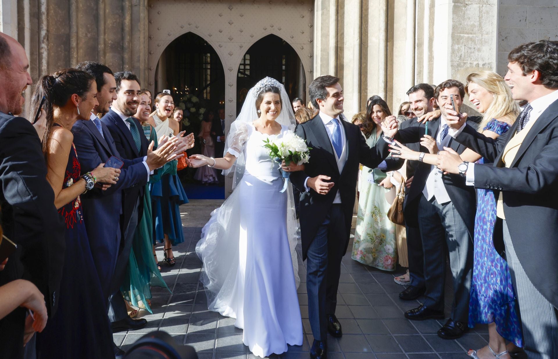 Natalia Santos Yanes y Esteban Rivas, tras contraer matrimonio en San Agustín, ella con joyas de la familia Yanes.