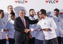 Vicente Boluda saluda a Quique Dacosta junto a varios cocineros que participaron en la iniciativa 'Desde Valencia para Valencia para ayudar a los damnificados por la dana