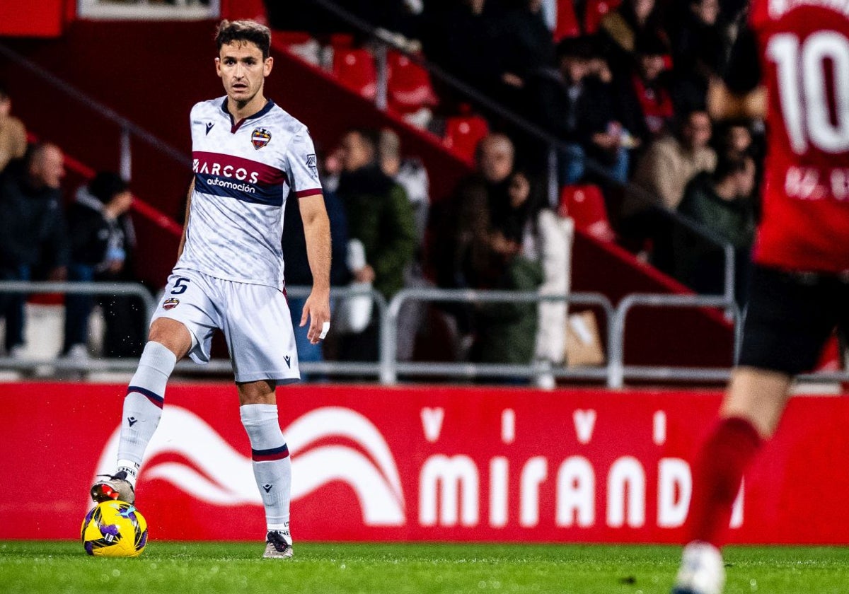 Elgezabal, con el balón en el partido del Mirandés.