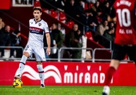 Elgezabal, con el balón en el partido del Mirandés.