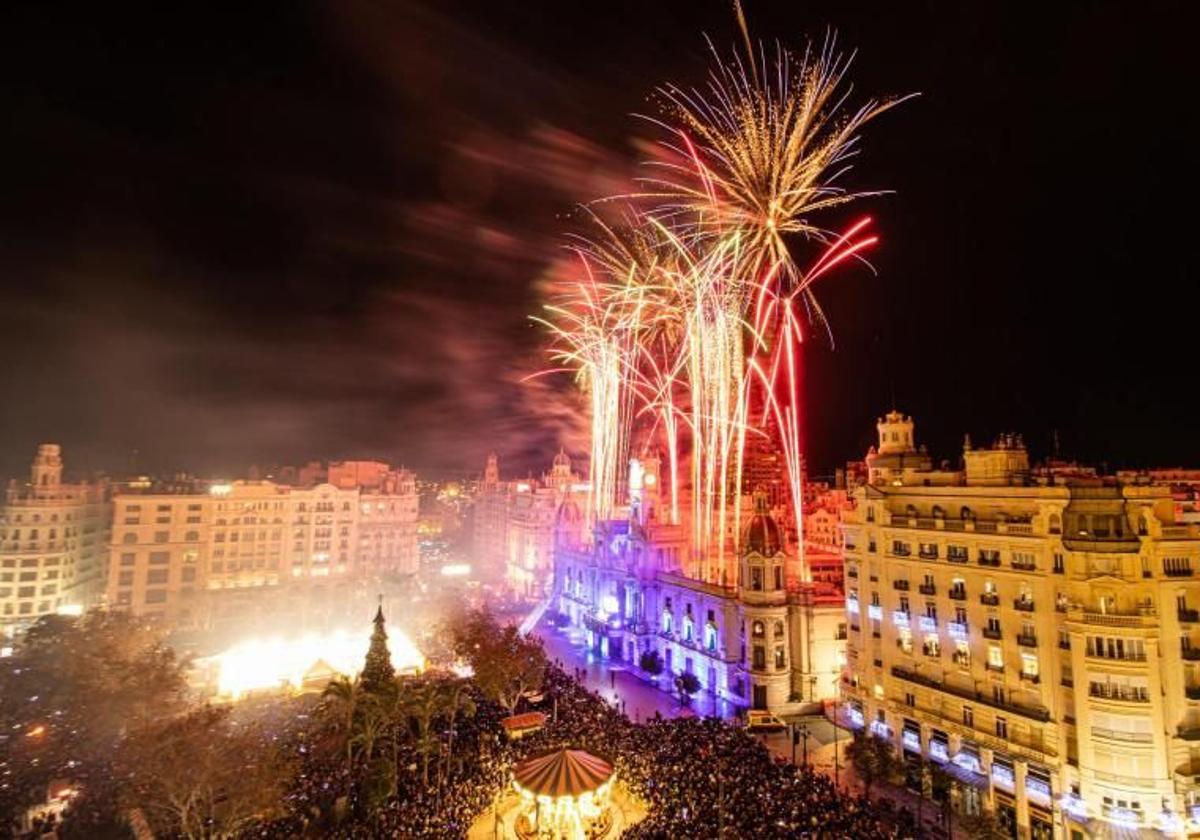 Fuegos artificiales en la plaza del Ayuntamiento de Valencia.