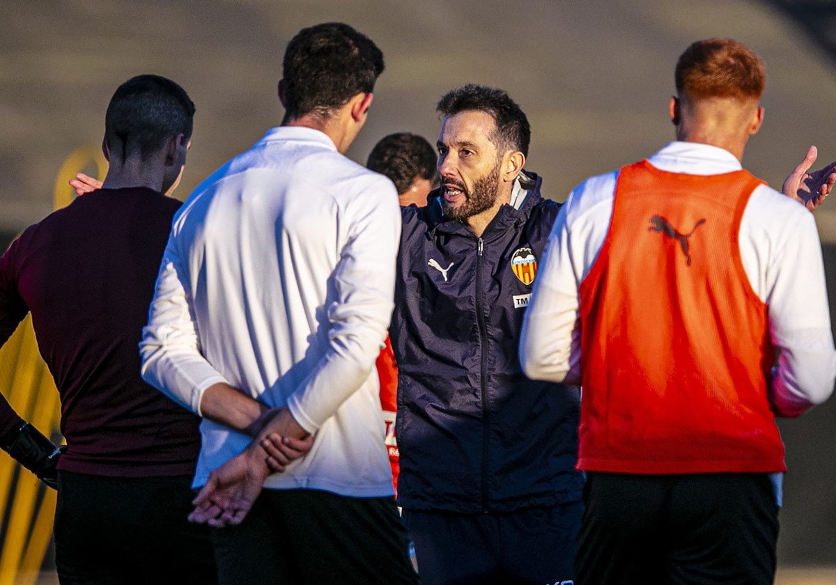 Carlos Corberán charla con los jugadores del Valencia en Paterna durante su primer día de trabajo al frente del equipo.