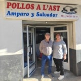 Salvador y Amparo ultiman la apertura de su negocio tras dos meses cerrado.