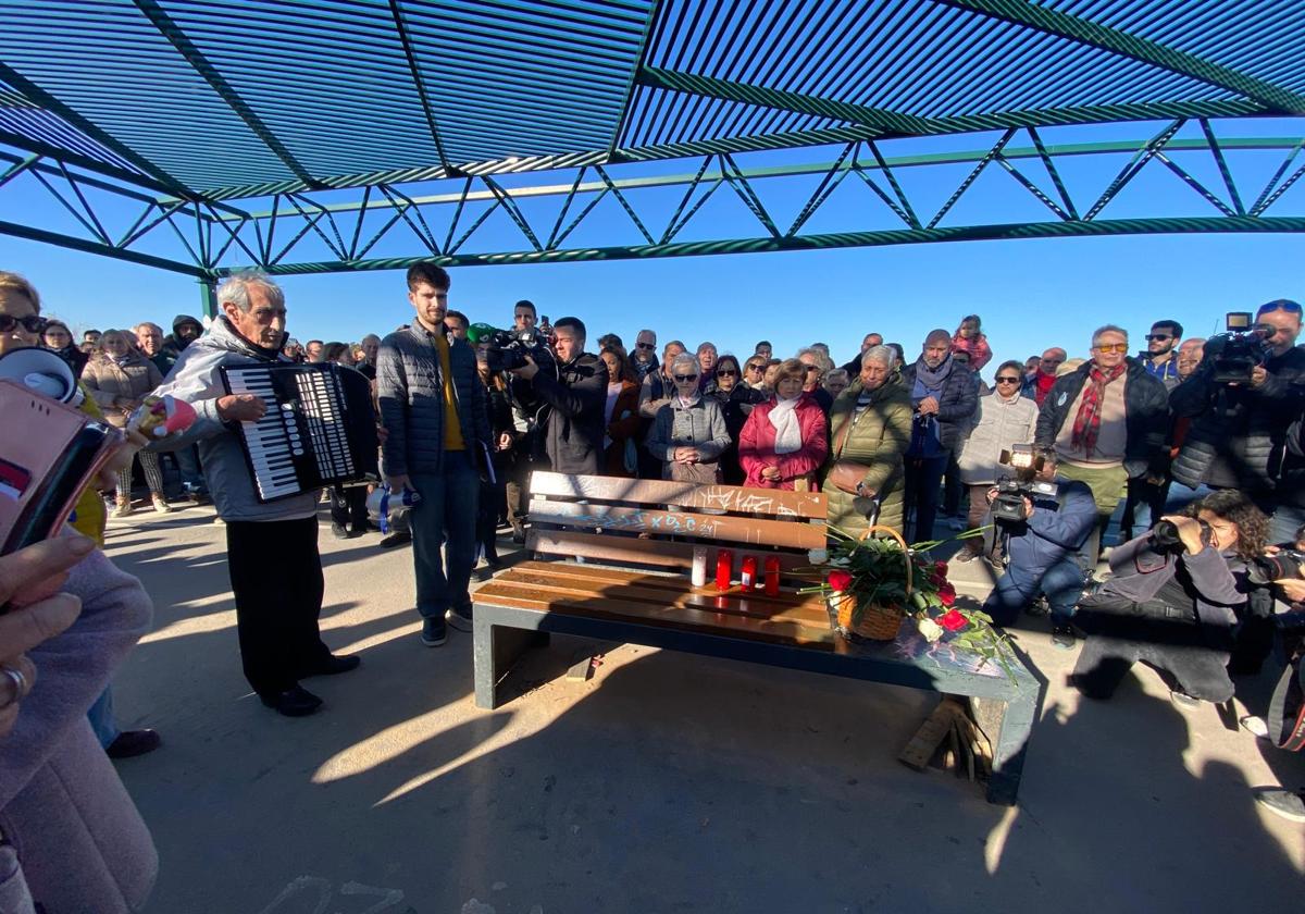 Minuto de silencio, de aplausos y poemas en memoria de los fallecidos de La Torre y en homenaje a los voluntarios