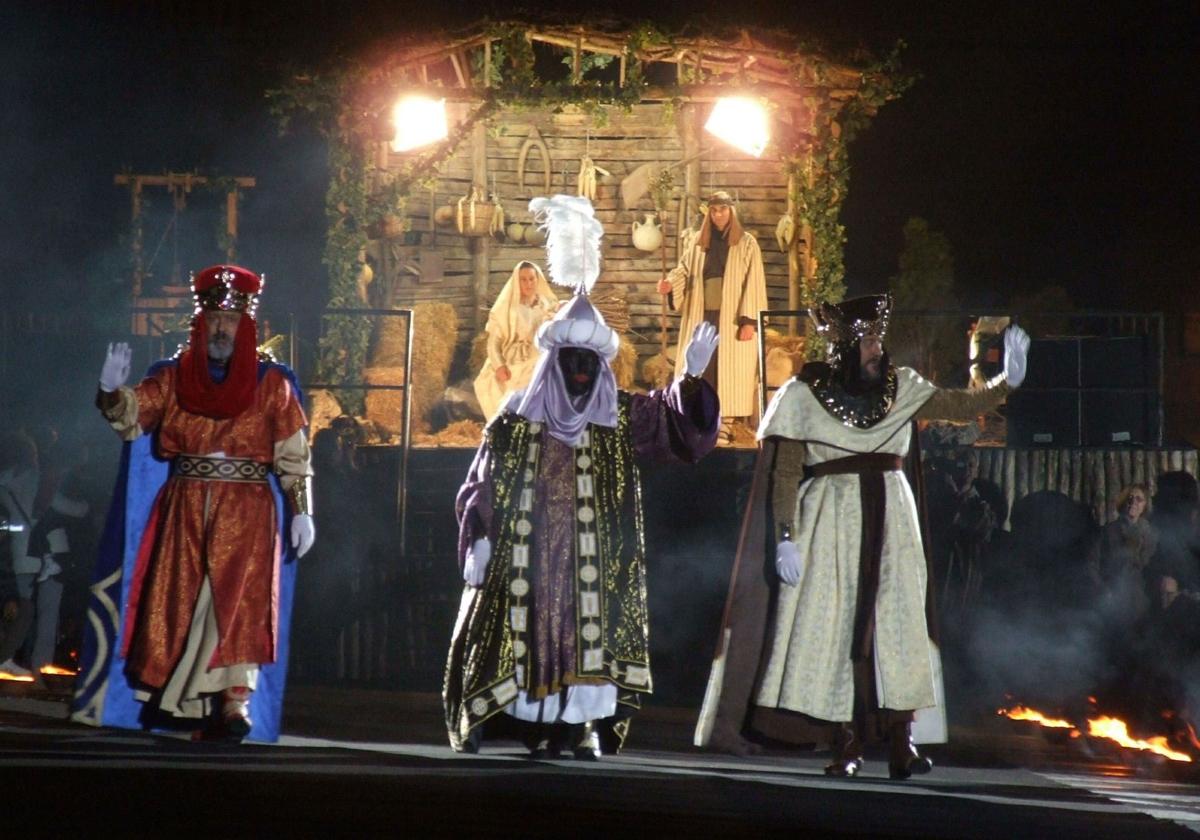 Los tres Reyes Magos al final de la Cabalgata, en la plaza de España de Alcoy.