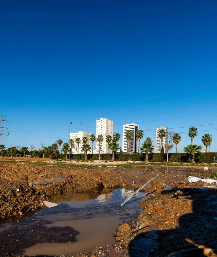 Imagen secundaria 2 - Zona donde están vaciando las cubas y camiones, junto a los huertos urbanos, un parque infantil y a un paso del futuro campo de futbol que van a reconstruir.