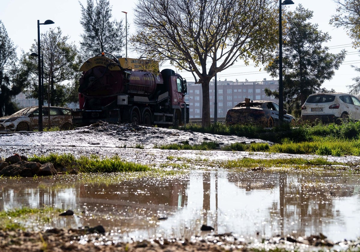 Imagen principal - Zona donde están vaciando las cubas y camiones, junto a los huertos urbanos, un parque infantil y a un paso del futuro campo de futbol que van a reconstruir.