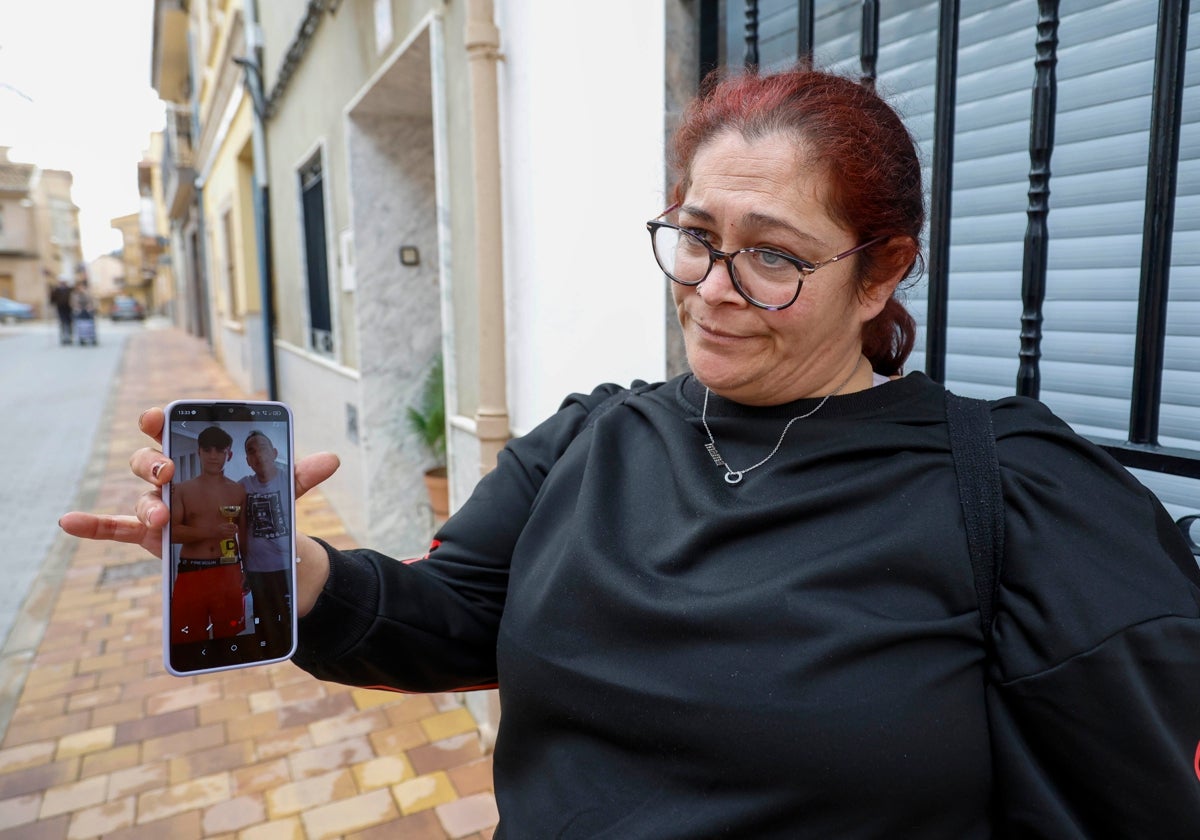 Rosana muestra una fotografía de su marido en el teléfono móvil, en Cheste, poco después de su hallazgo.