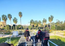 Montaje del material pirotécnico de Vulcano, en el jardín del Turia de Valencia.