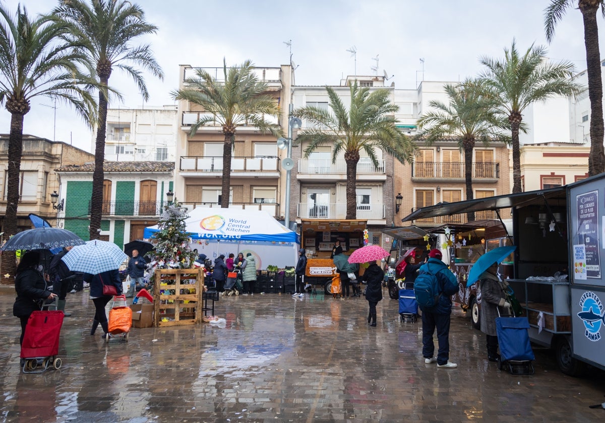 Imagen de las horas previas a Nochevieja en una plaza de Paiporta.