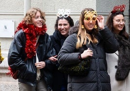 Un grupo de jóvenes celebra la 'tardevieja'.