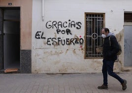 Una calle de Paiporta con una pintada de agradecimiento.