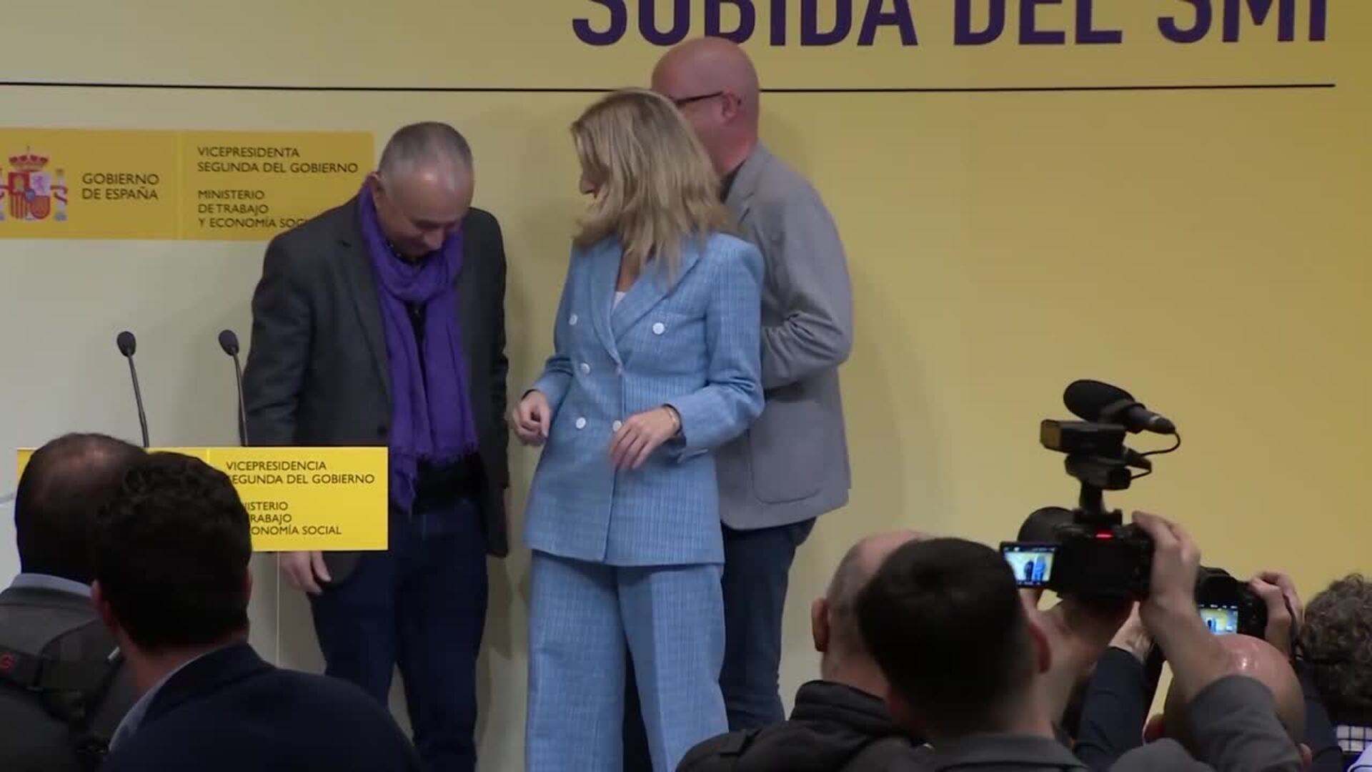 Díaz firma con CCOO y UGT el acuerdo para la subida del SMI a 1.134 euros al mes