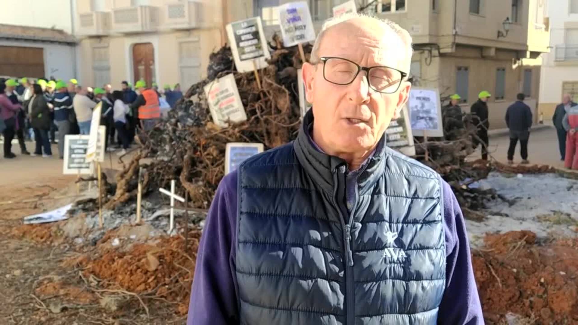 Agricultores protestan con una 'hoguera del vino': "Nuestros enemigos están en Bruselas"