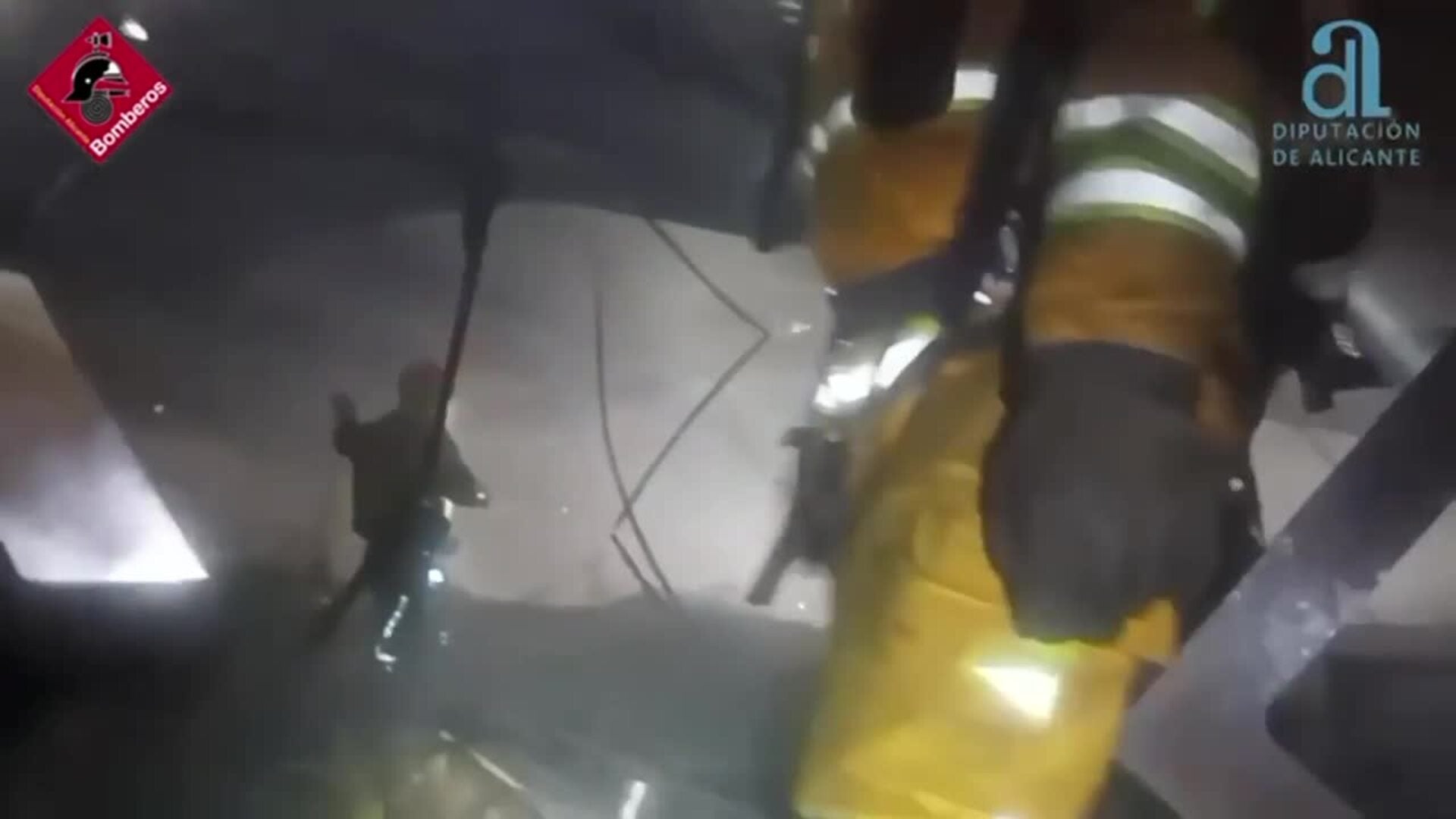 Bomberos de la Diputación de Alicante sofocan el fuego en una nave industrial de Elche