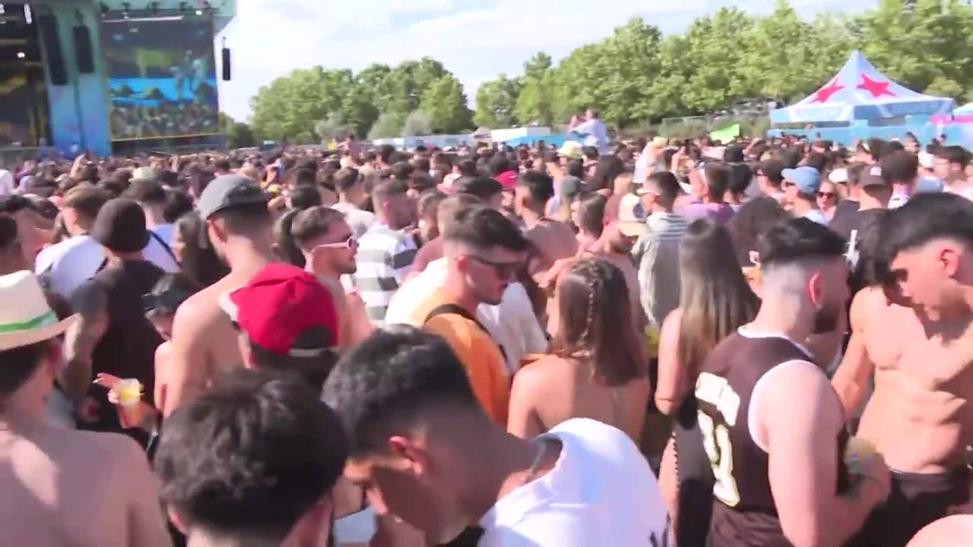 Miles de personas asisten a la nueva edición del Reggaetón Beach Festival