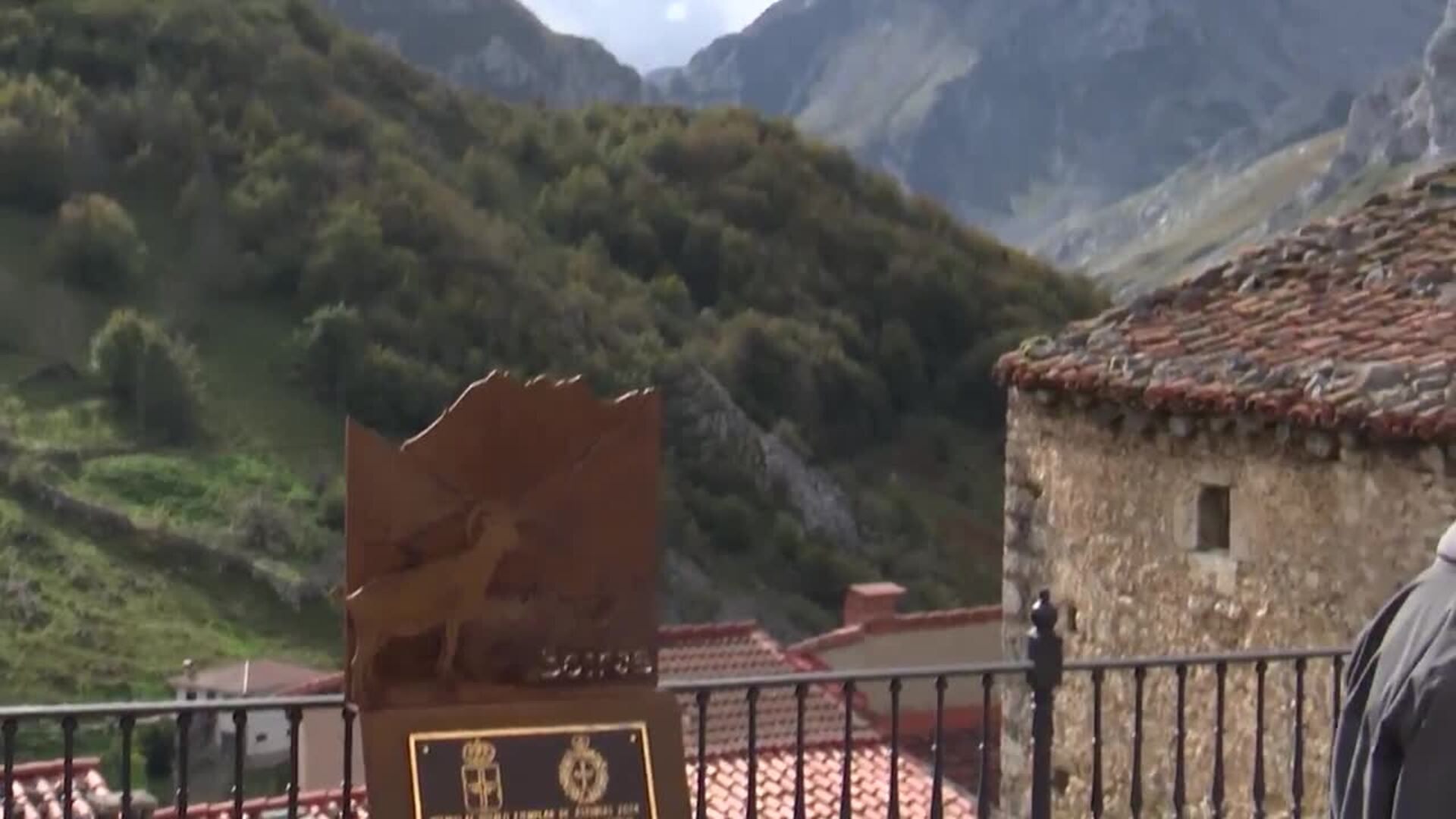 La Familia Real entrega el Premio al Pueblo Ejemplar de Asturias 2024 derrochando complicidad