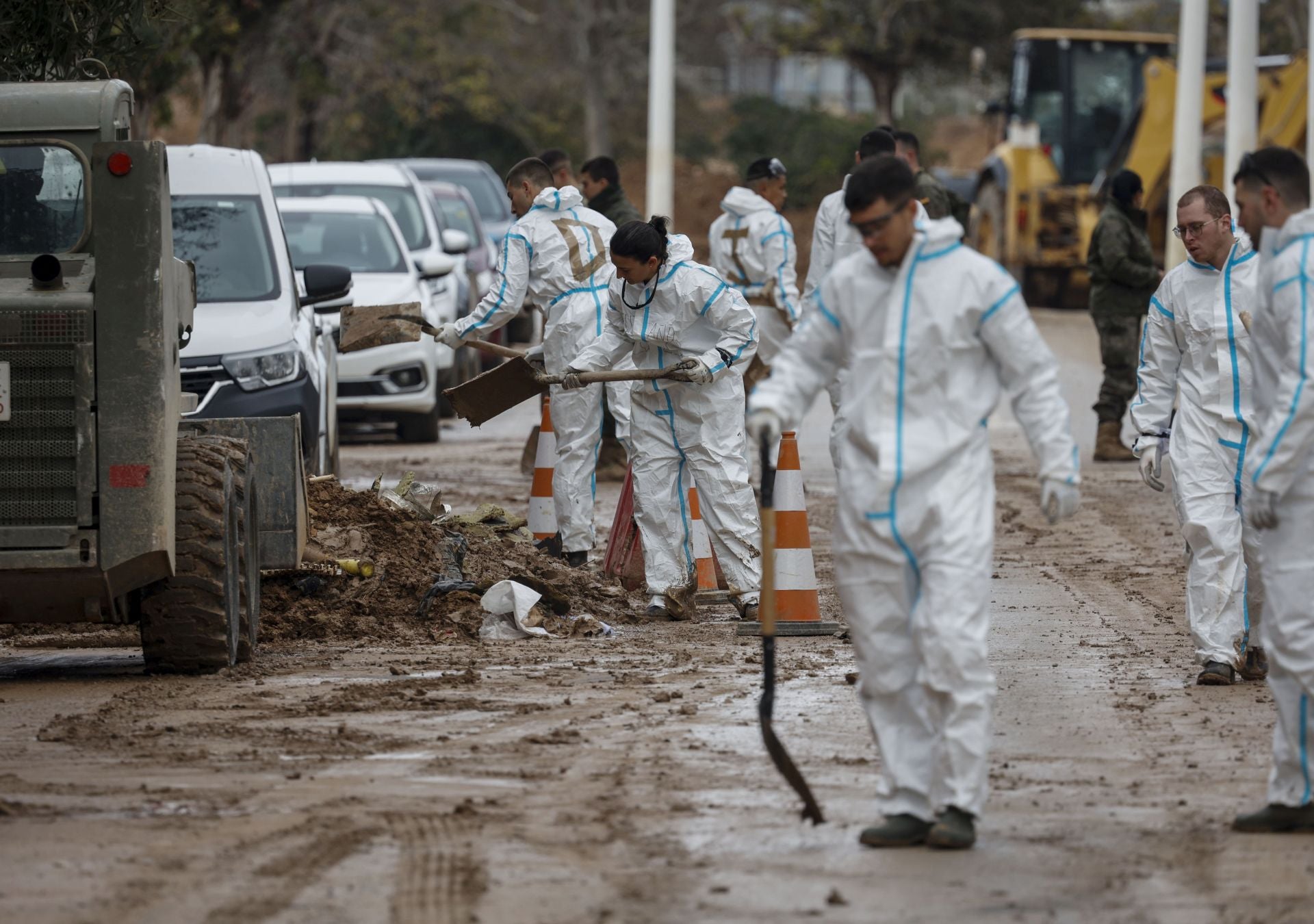 1 de enero de 2025: militares limpian calles y turistas visitando el centro de Valencia
