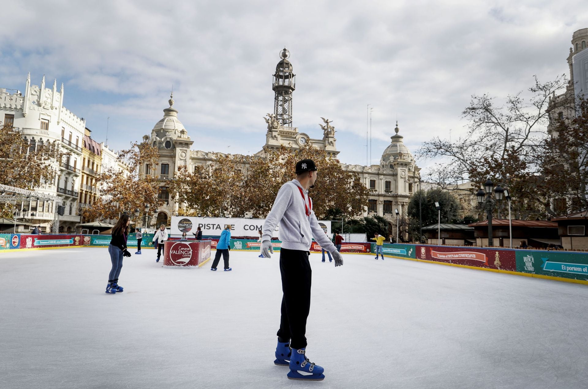 1 de enero de 2025: militares limpian calles y turistas visitando el centro de Valencia