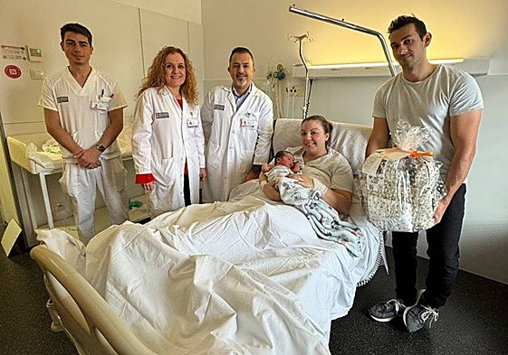 El bebé junto a sus padres y el equipo médico.