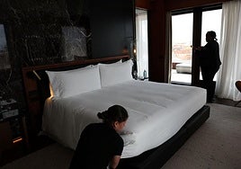 Trabajadoras limpiando un hotel.