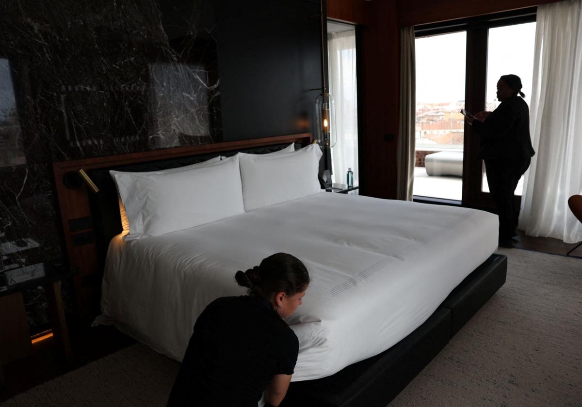 Trabajadoras limpiando un hotel.