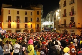 Los participantes en la carrera, congregados en la plaza Mayor de Ontinyent.