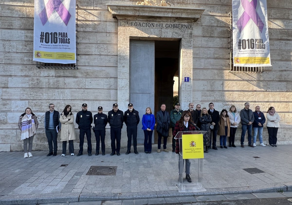 Minutos de silencio por la última víctima de violencia de género, celebrado a las puertas fde la delegación de Gobierno tras la reunión con los empresarios.