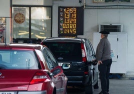 Un hombre repostando en una gasolinera, imagen de archivo.