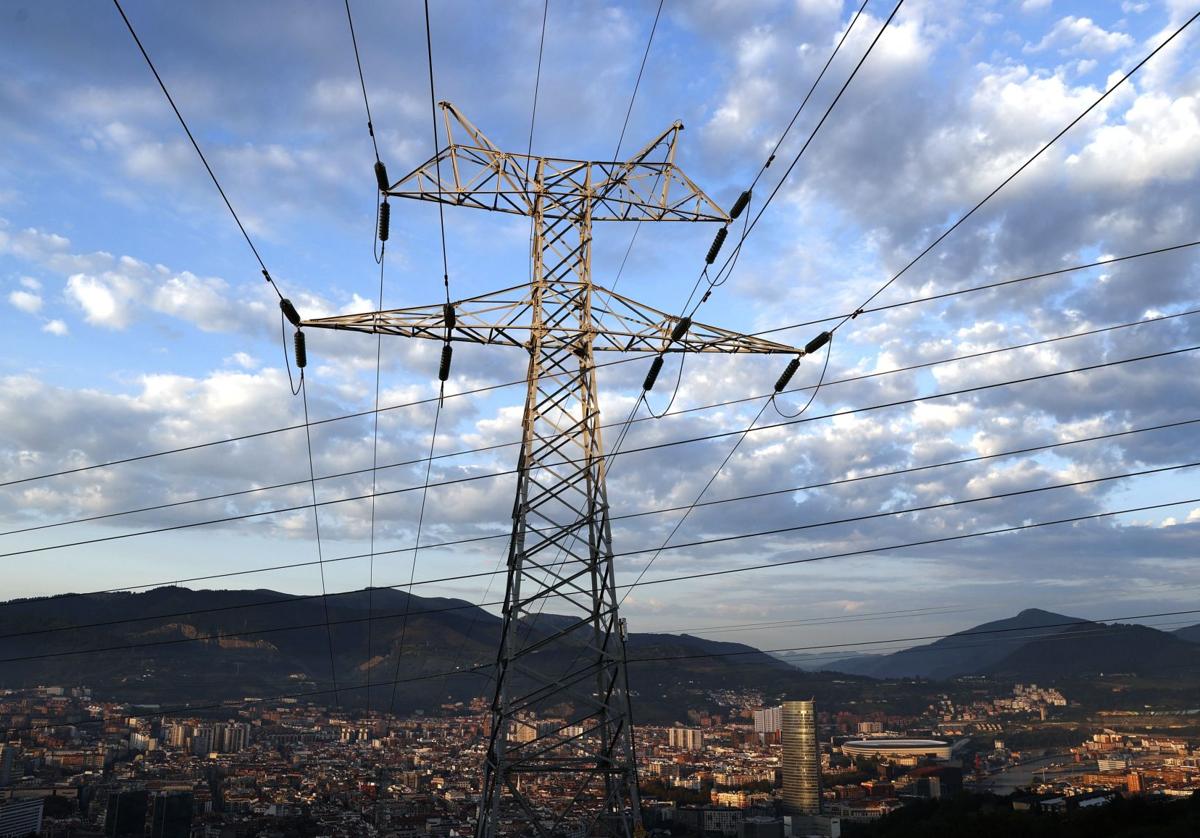 Una torre de transporte de energía en una imagen de archivo.