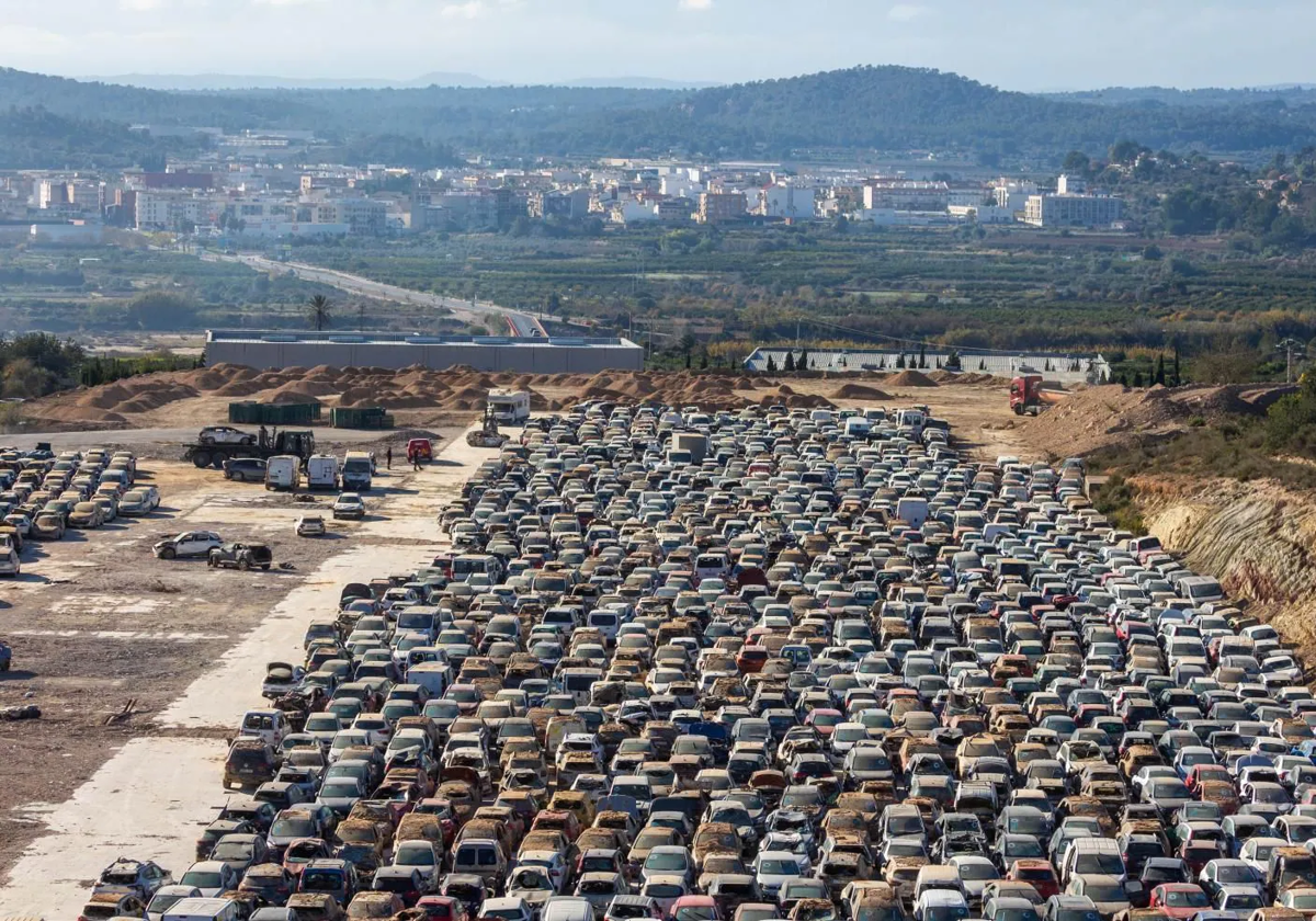 Solar lleno de coches destrozados por la dana.