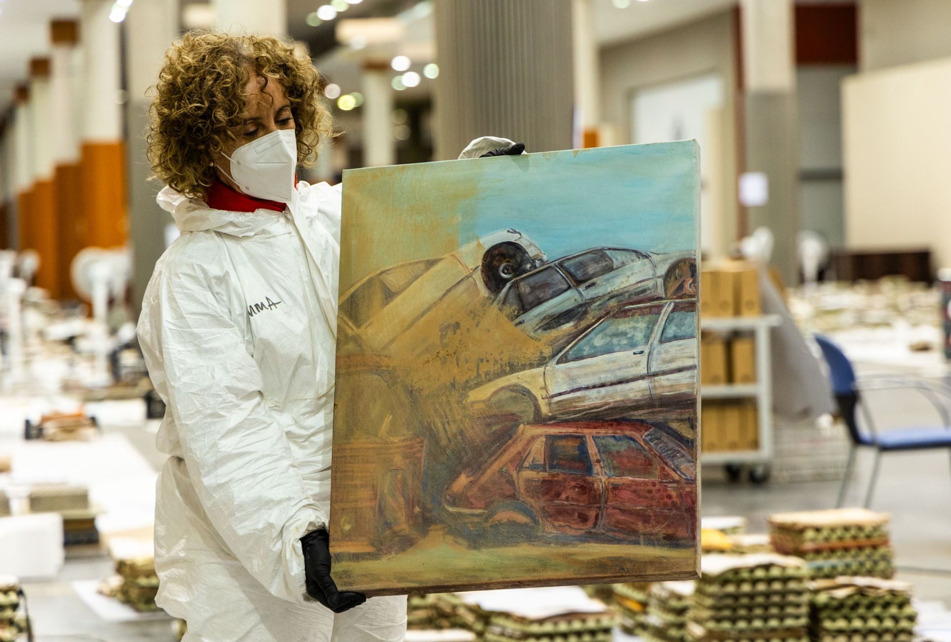 Así se quita el barro de archivos y obras de arte dañados por la dana