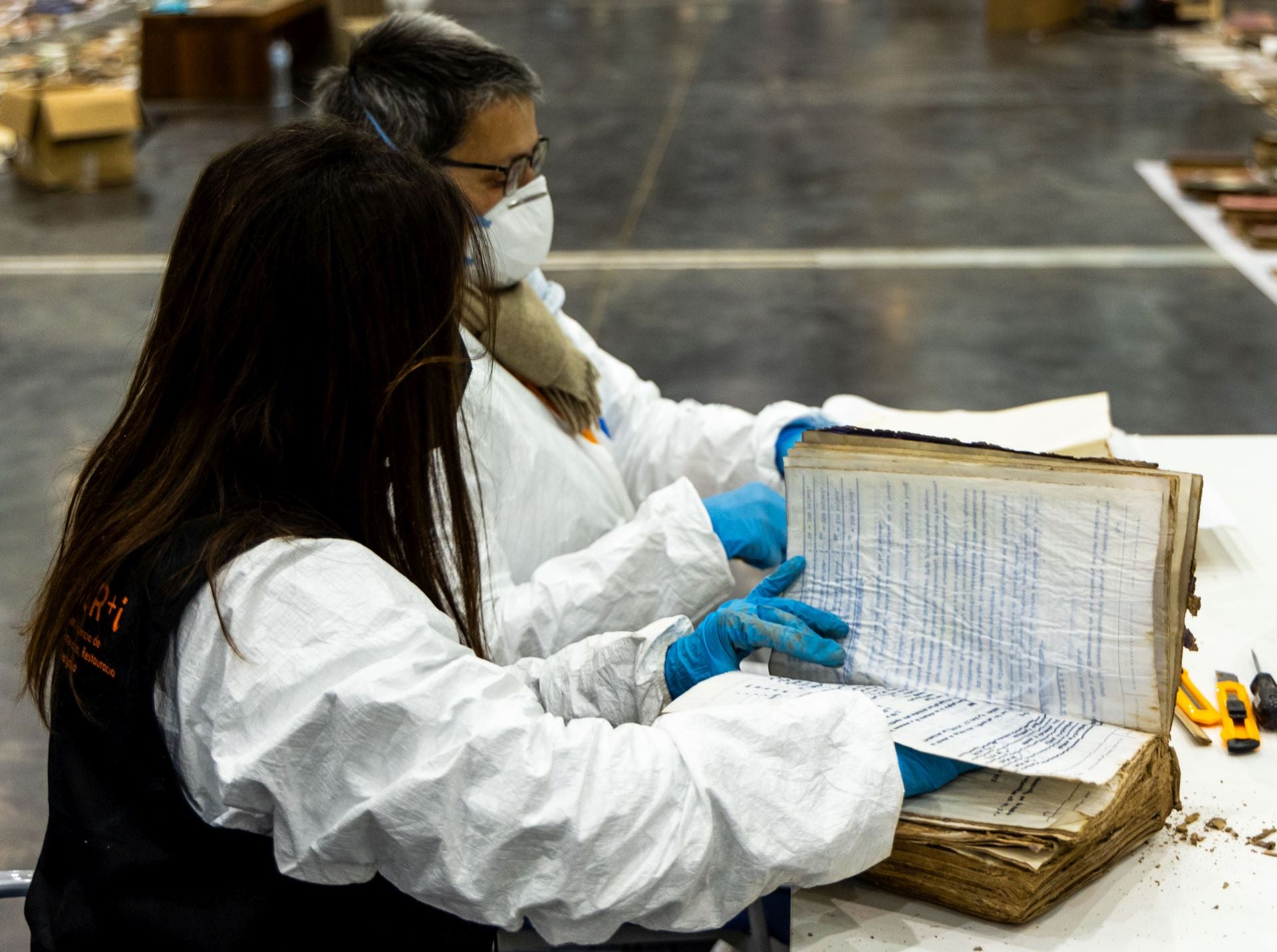 Así se quita el barro de archivos y obras de arte dañados por la dana