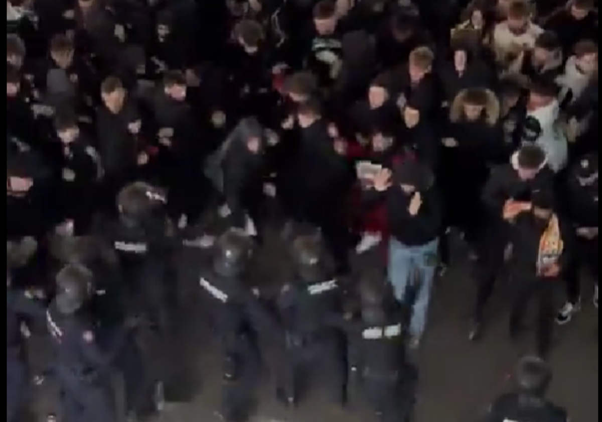 La policía carga contra los aficionados que protestan en la puerta de Mestalla