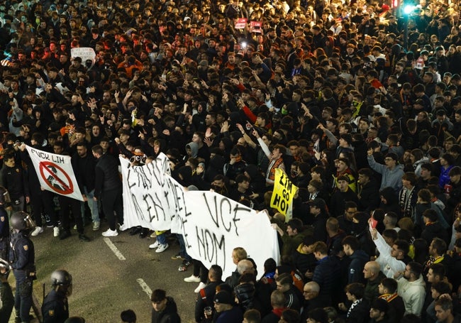 La protesta de la afición fuera de Mestalla.