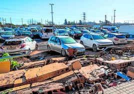 Decenas de coches en un solar cerca de una pedanía.